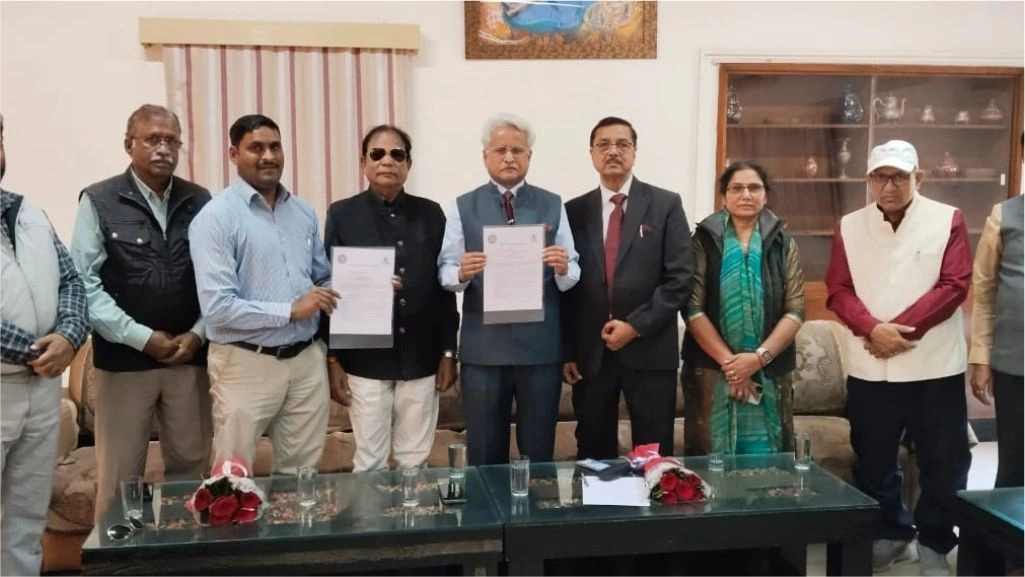 Vice Chancellor Prof. (Dr.) Amarika Singh signs MoU with Amateur Soft Hockey Federation of India (ASHFI)